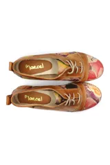 Zapato acordonado de cuero con estampado floral y cordones finos.