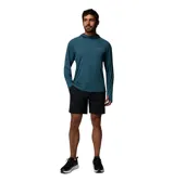 Buzo Columbia Stealth Spring LS color azul con capucha, de manga larga con orificios para los pulgares, confeccionado con tecnologías Omni-Shade y Omni-Wick para protección solar y absorción de humedad.