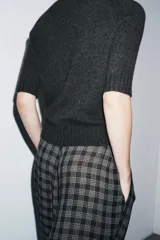 Jersey de punto de cuello redondo y manga corta, con acabado en rib en cuello, puños y ruedo.