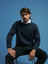 Sweater de punto con cuello redondo y mangas largas, confeccionado en tejido moteado de textura jaspeada.