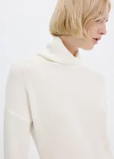 Chaleco de punto blanco de cuello alto y diseño recto, confeccionado con mezcla de acrílico, poliéster, poliamida y lana.