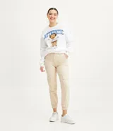 Pantalón jogger color beige, de tiro alto, con bolsillos cargo laterales y tobillos ajustados.