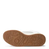Championes de estilo urbano con diseño bicolor en negro y blanco, confeccionados en material tipo gamuza con cordones anchos blancos y suela de goma color caramelo.