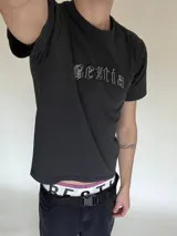 Remera negra de algodón con logo bordado en el pecho.