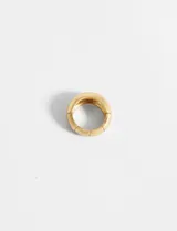 Anillo dorado de metal, ancho y ajustable.