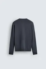 Sweater de punto relaxed fit confeccionado en hilatura con viscosa de tacto suave, color marrón, con cuello redondo y manga larga. Cuenta con acabados en rib.