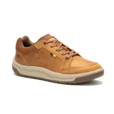 Sneaker Caterpillar de cuero y gamuza en tono marrón, con diseño de paneles laterales, cordones al tono y entresuela de EVA en color beige. Presenta el logo de la marca grabado en el talón y una pequeña etiqueta decorativa en el lateral.