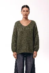 Sweater de punto de textura liviana con escote amplio y mangas largas levemente abullonadas. Presenta un calce relajado y holgado.