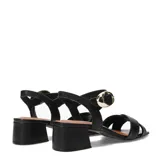 Sandalias Bottero de cuero negro para mujer, con tiras cruzadas en el empeine, taco cuadrado bajo y tira al tobillo con hebilla metálica dorada.