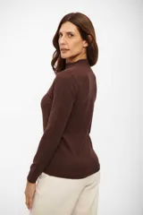 Polera de tejido fino color marrón oscuro, con cuello simulado (mock neck) y manga larga.