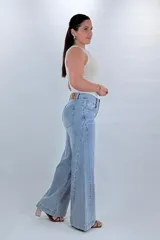 Jean wide leg de tiro alto y lavado claro, con diseño de perneras amplias y costuras diagonales.