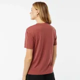 Remera de manga corta color ladrillo, con cuello en V y corte clásico.