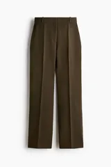 Pantalón sastrero de sarga en color verde oscuro, de corte recto con pliegues frontales, cintura clásica con presillas y bolsillos al bies.