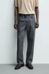 Jeans de corte straight fit, color gris oscuro, confeccionados en denim de algodón rígido, con diseño de cinco bolsillos y cierre frontal con cremallera y botón.