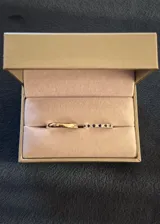 Set de dos anillos de plata 925. Incluye una alianza lisa de diseño bombé y un anillo tipo sin fin decorado con zirconias azules y blancas alternadas.