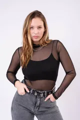 Body de tul transparente con mangas largas y cuello redondo, diseñado con una textura de malla fina. Presenta un corte ajustado al cuerpo.
