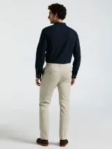 Pantalón chino de hombre color beige, con bolsillos delanteros diagonales, cierre y botón en la cintura. Logo bordado a tono. Confeccionado en 98% algodón y 2% elastano.