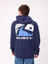 Canguro azul marino con capucha y cordones ajustables. Presenta un estampado grande en la espalda con el logo de Rusty en blanco y azul.