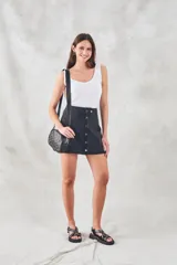 Musculosa verde militar de algodón peinado con corte ajustado.