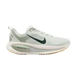Championes de running Nike Vomero 18, color verde claro con el swoosh en verde oscuro y suela dentada de goma.
