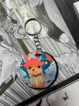 Llavero circular de MDF con estampado del personaje Tony Tony Chopper de la serie One Piece.