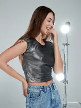 Top corto plateado con cuello redondo y mangas cortas.