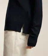 Suéter de punto color celeste, con cuello redondo y mangas largas.