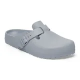 Zueco Birkenstock modelo Boston fabricado en material EVA ligero y flexible, color gris piedra. Presenta diseño cerrado con puntera redondeada, plantilla anatómica y tira ajustable con hebilla lateral grabada con el logo de la marca.