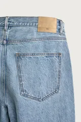 Jeans de corte slim cropped confeccionados en denim de algodón rígido con efecto lavado. Presentan tiro medio, cierre frontal con cremallera y botón, y diseño clásico de cinco bolsillos.