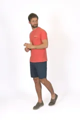 Camiseta de manga corta color salmón con cuello redondo y pequeño logo estampado en el pecho.