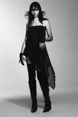 Top strapless negro con diseño asimétrico, confeccionado con una capa superior de tela opaca y una capa inferior de tejido semitransparente con caída irregular.