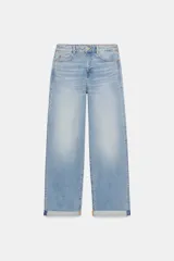 Jeans de tiro medio con cinco bolsillos, diseño relaxed fit de pierna recta y botamanga con vuelta. Cierre frontal con cremallera y botón metálico.