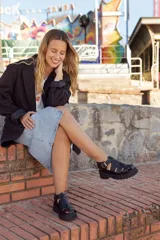 Sandalias negras de cuero con plataforma y tiras anchas entrecruzadas.