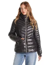 Campera puffer con acabado satinado de alto brillo, diseño capitoneado con líneas horizontales y en V. Cuenta con cierre frontal metálico, capucha fija, bolsillos laterales con cierre invisible y puños internos elastizados con abertura para el pulgar.