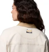 Chaqueta Columbia modelo Acker Rock Twill de corte corto, color blanco con cuello en contraste color tostado y botones metálicos. Presenta bolsillos frontales en el pecho y bolsillos laterales de gran tamaño con solapa, además del logo bordado de la marca en el pecho.