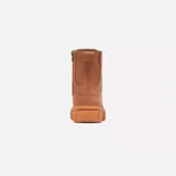 Bota de caña media Sorel, confeccionada en piel impermeable color marrón tostado. Presenta cierre de cordones con ojales metálicos, tirador en el talón y una suela robusta de caucho moldeado con diseño dentado.
