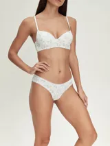 Pack de dos bombachas de corte bikini confeccionadas en algodón estampado con flores pequeñas en tonos azules y naranjas sobre fondo blanco, con terminaciones de puntilla en los bordes.