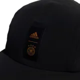 Gorro Adidas negro con el escudo de la selección alemana de fútbol en el frente.