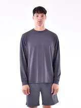 Remera de manga larga en color gris oscuro, con cuello redondo y textura sutilmente rayada, confeccionada en tejido técnico ligero.