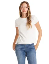 Blusa de manga corta con cuello redondo, completamente cubierta de lentejuelas blancas. Cuenta con forro interno a tono y un ajuste clásico al cuerpo.