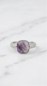 Anillo de plata 925 con piedra amatista central de corte cuadrado y engaste con microcirconias en los laterales.
