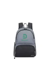 Mochila Discovery de diseño urbano, combinada en gris y negro con el logo de la marca estampado en verde. Cuenta con compartimento principal con cierre, bolsillo frontal con cierre y bolsillos laterales de red.
