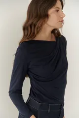 Remera negra de viscosa con cuello drapeado y mangas largas.