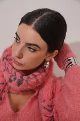 Buzo de tejido de punto peludo color rosa fuerte, con cuello polo y escote en V.