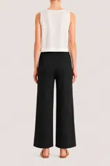 Pantalón de corte recto y tiro alto, color negro, con cintura elástica y cordón ajustable. Presenta costuras verticales decorativas a lo largo de las piernas.