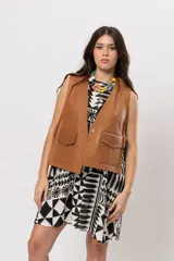 Vestido corto sin mangas con silueta acampanada y cuello cerrado, con estampado geométrico en blanco y negro.