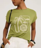 Remera de viscosa color verde con bordado lineal en blanco de una palmera, sol y peces. Posee cuello redondo, mangas cortas y calce regular.