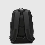 Mochila deportiva negra de diseño minimalista, con múltiples compartimentos, incluyendo espacio térmico para raquetas, bolsillo inferior ventilado para calzado y compartimento interno para laptop.
