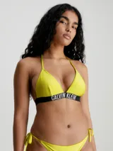 Top de bikini Calvin Klein color amarillo con textura acanalada y logo en la banda inferior.