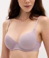 Kit de dos soutienes media taza de microfibra con copa y aro. Presentan breteles ajustables y diseño liso, ofreciendo soporte y comodidad.